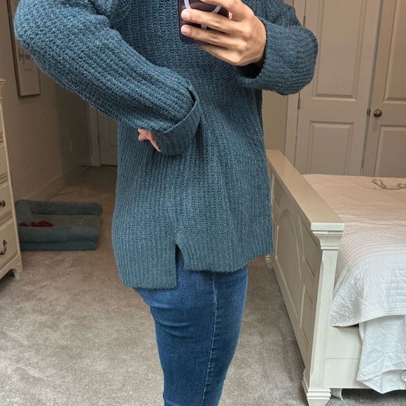 Women’s Nine West Oversized Plush Sweater - Picture 3 of 7